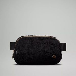 Gently used Lululemon Everywhere Belt Bag Fleece